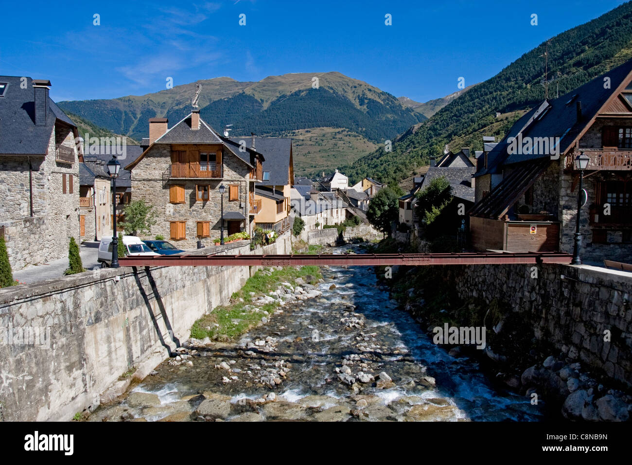 Espagne, Pyrénées Catalanes, Vielha, Vue du centre ville et de la rivière Banque D'Images