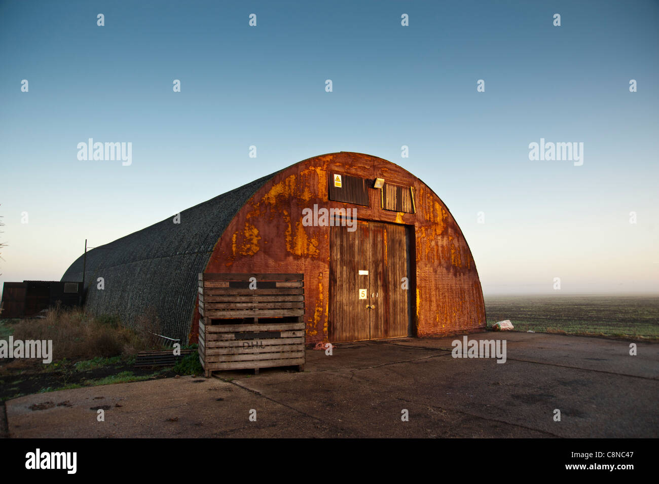 Nissen hut grange dans la Fagnes sur misty matin d'automne. Banque D'Images