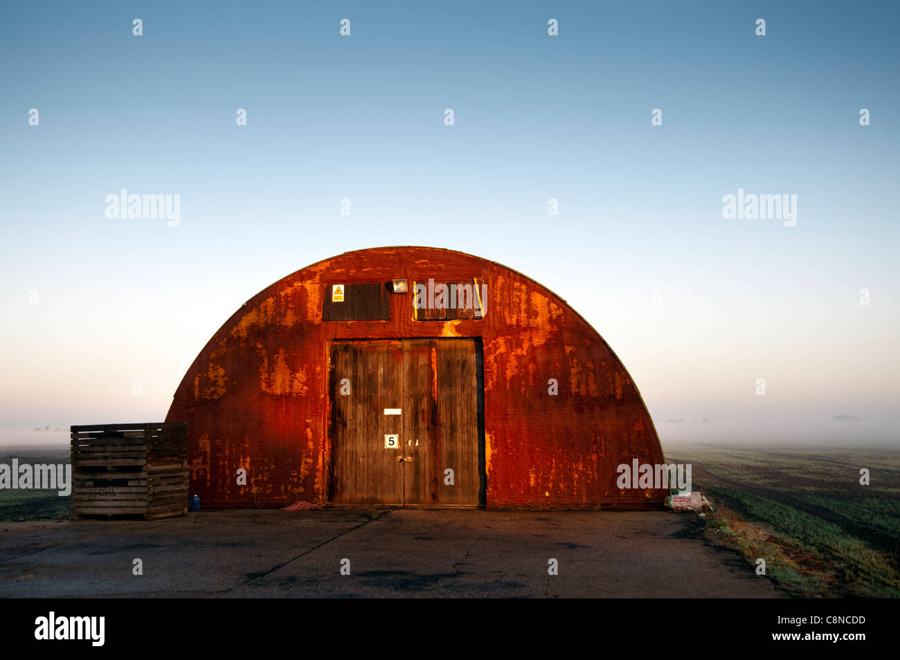 Nissen hut grange dans la Fagnes sur misty matin d'automne. Banque D'Images