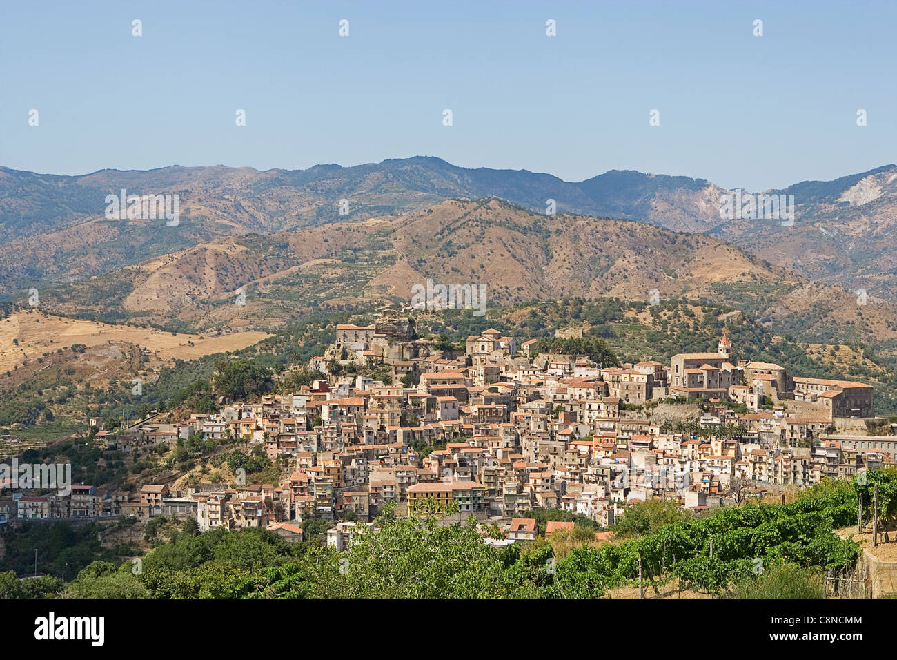 Italie, Sicile, Castiglione di Sicilia, vue de la ville parmi les montagnes Banque D'Images