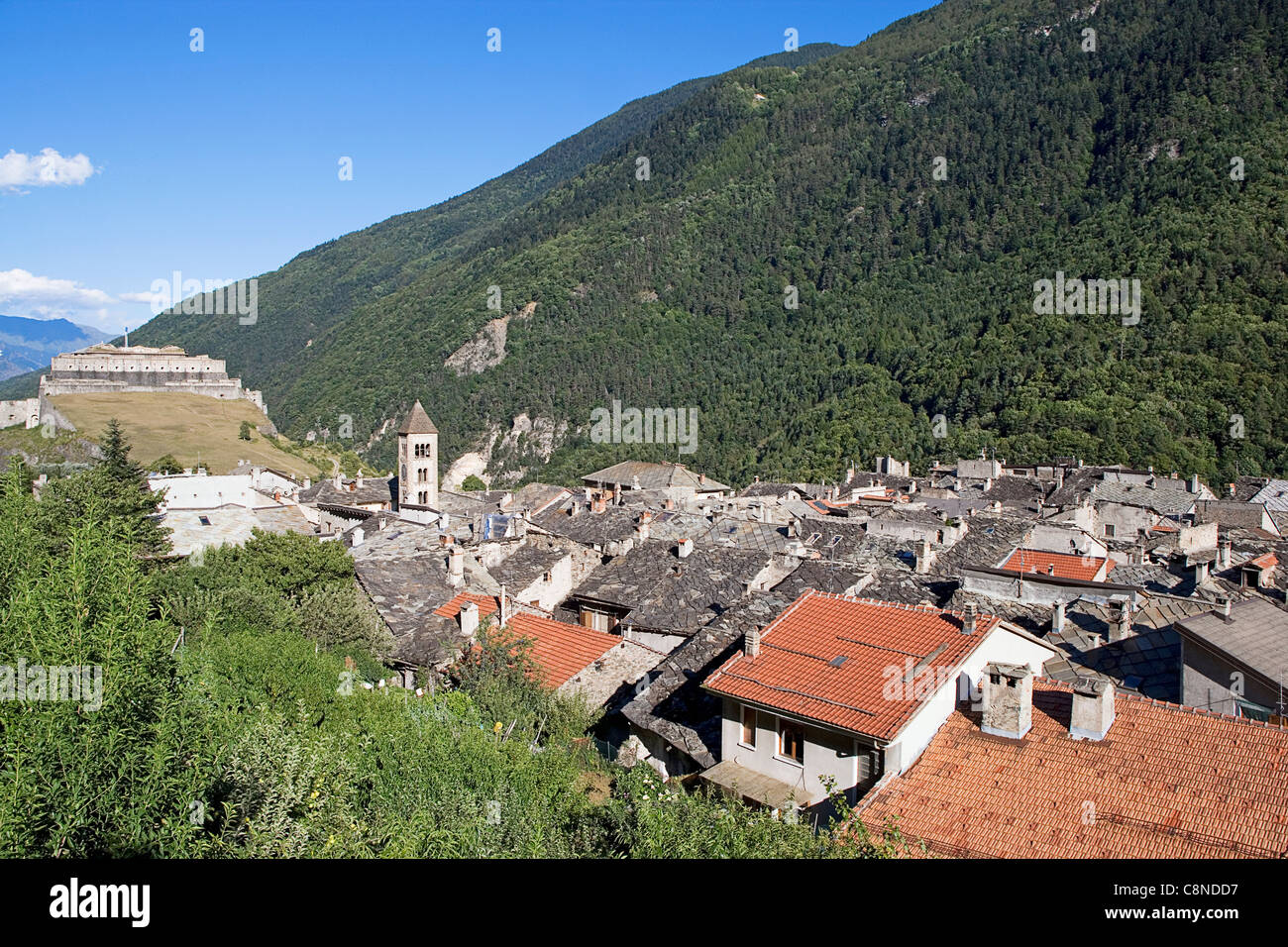 L'Italie, Piémont, Exilles, vue sur les toits du village Banque D'Images