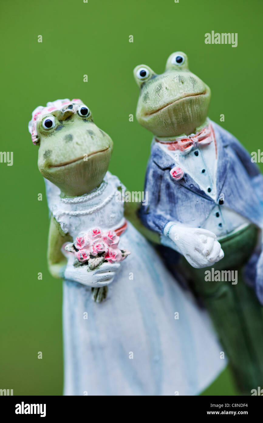 Couple de grenouilles se marier. Décoration pour gâteau de mariage Banque D'Images