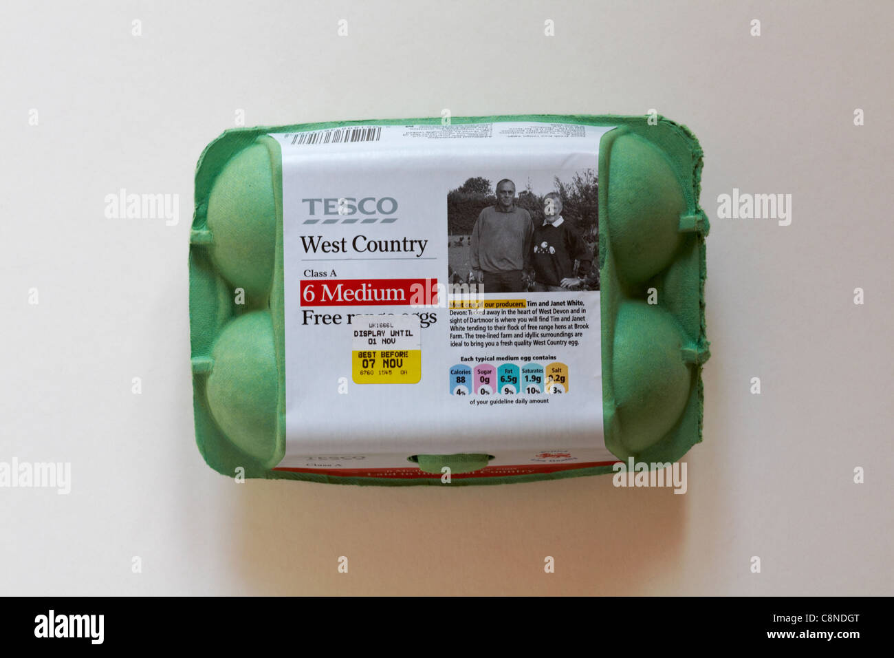 Carton de Tesco West Country 6 moyennes des œufs isolé sur fond blanc - Boîte d'oeufs alvéole fermée Banque D'Images