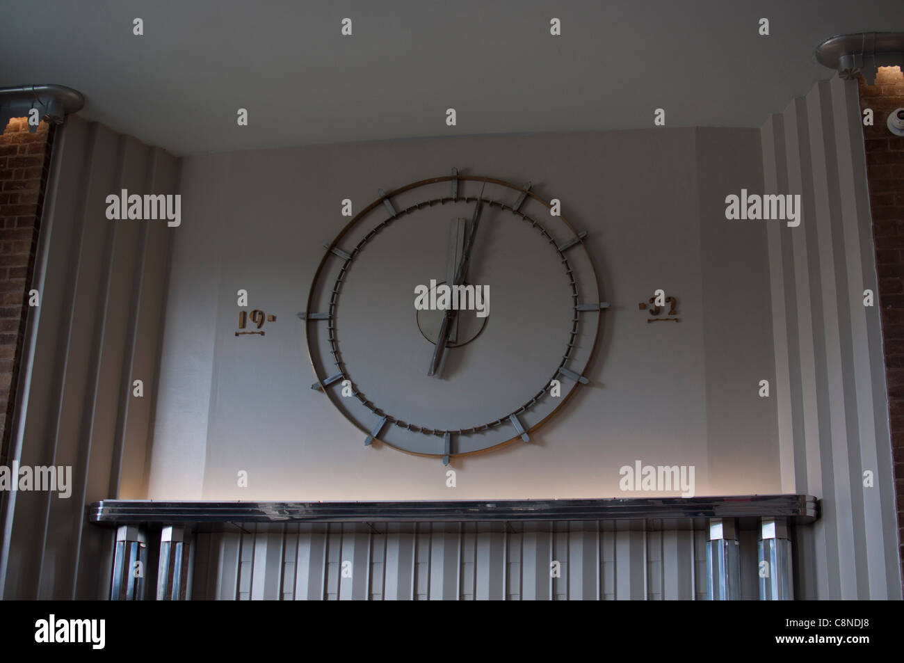 1930s clock Banque de photographies et d'images à haute résolution - Alamy