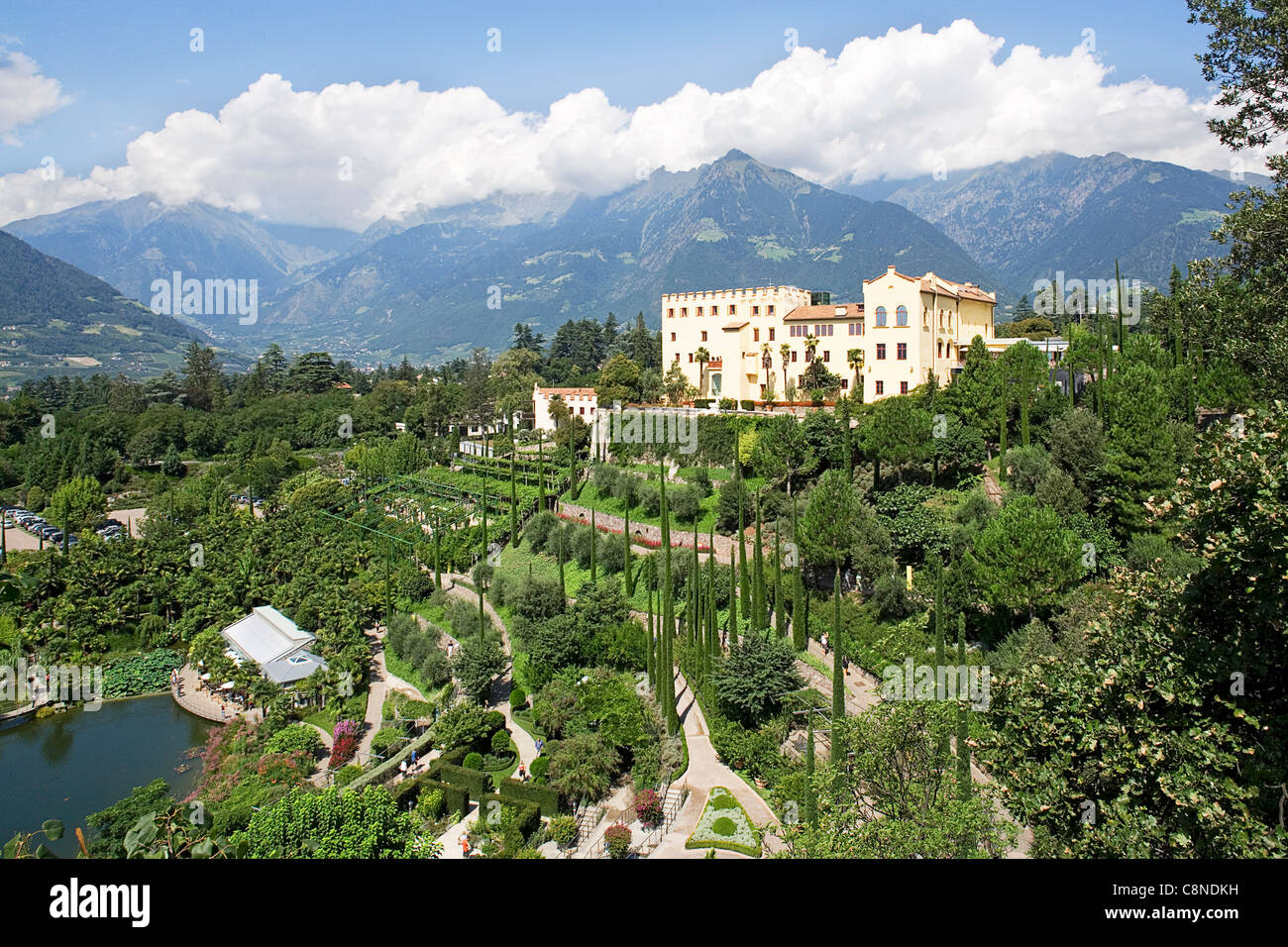 L'Italie, Trentin-Haut-Adige, Merano (Meran), vue de Trautmannsdorf jardins, le lac et le Château Banque D'Images