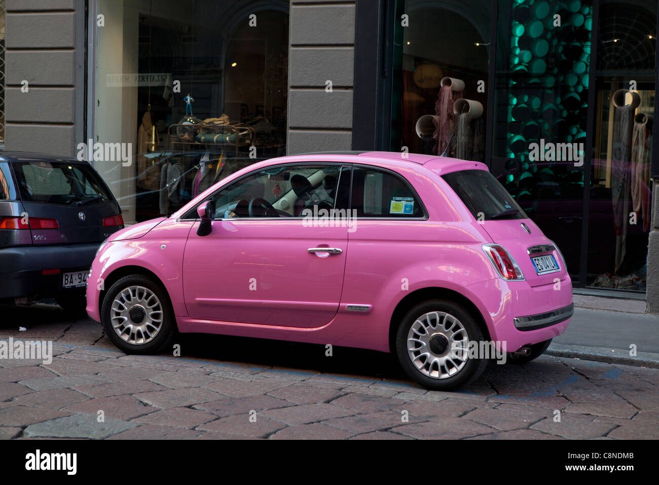 Fiat 500 dans Mode couleur rose. Banque D'Images