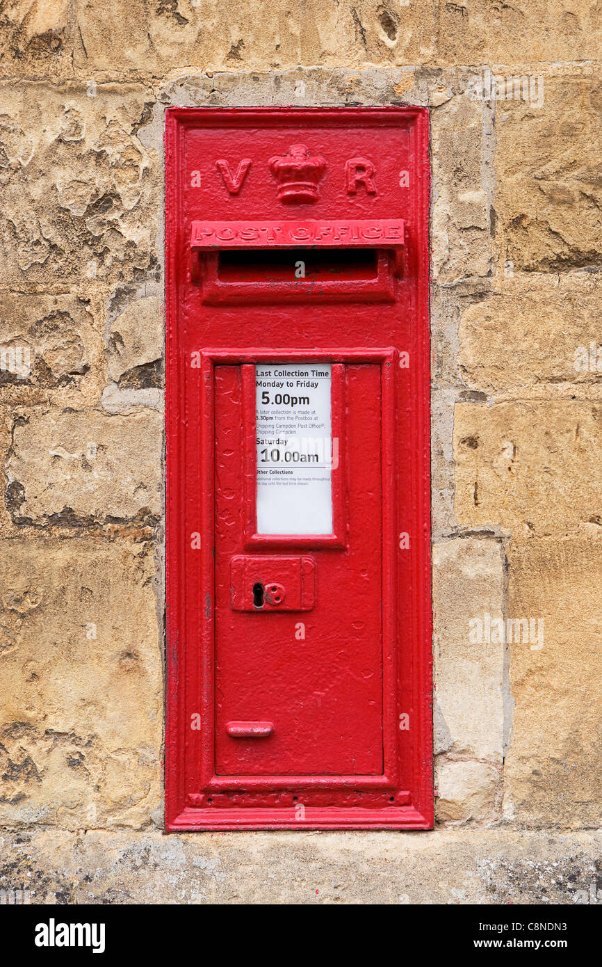 L'Angleterre, l'anglais postbox dans mur de pierre Banque D'Images