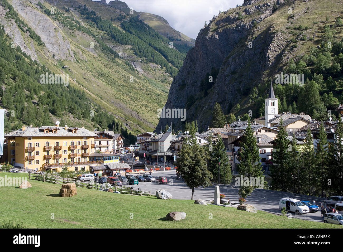 L'Italie, Piemonte, Valle d'Aosta, La Thuile, vue sur le village Banque D'Images
