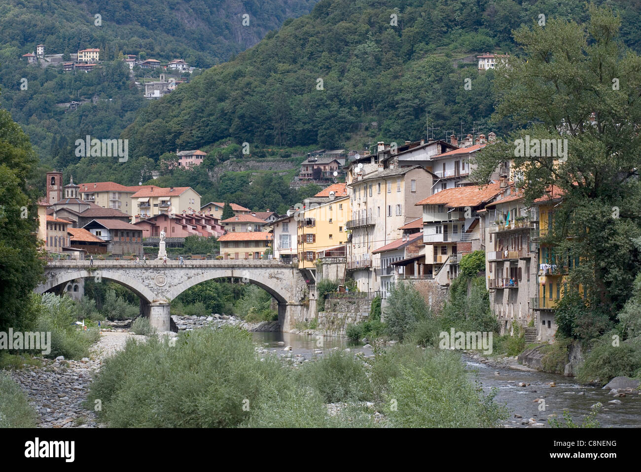 L'Italie, Piémont, Varallo, vue sur la vieille ville à cheval sur la rivière Sesia Banque D'Images