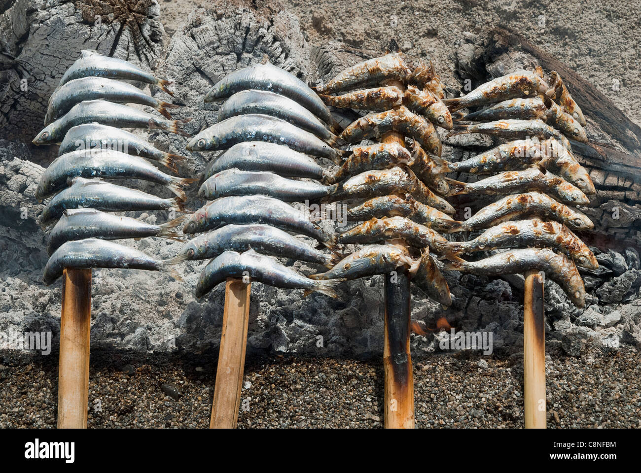 Espagne, Andalousie, Grenade, Salobrena, poisson grillé sur des charbons ardents sur beach Banque D'Images