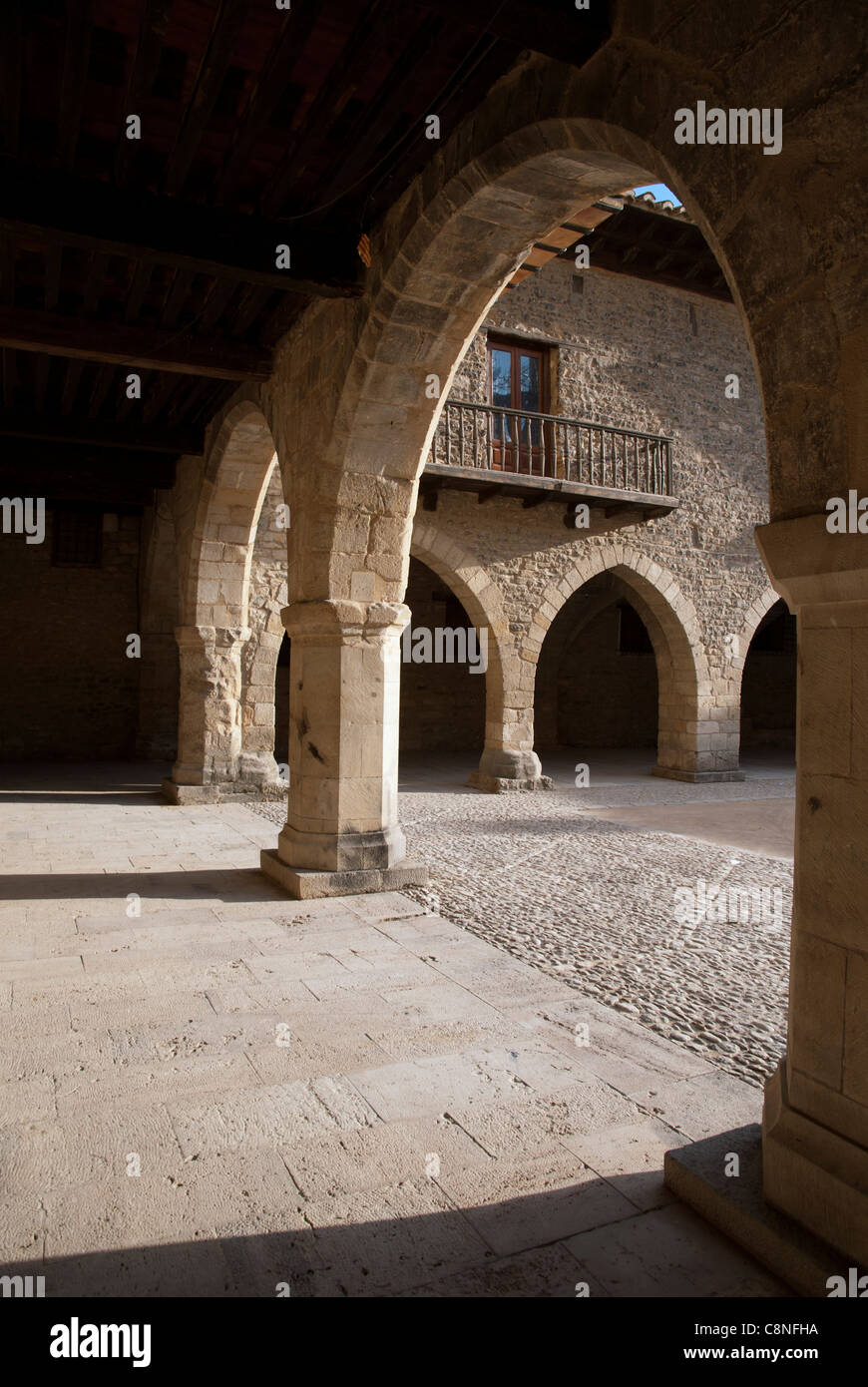 L'Espagne, Maestrazgo, Cantavieja, colonnade sur place principale Banque D'Images