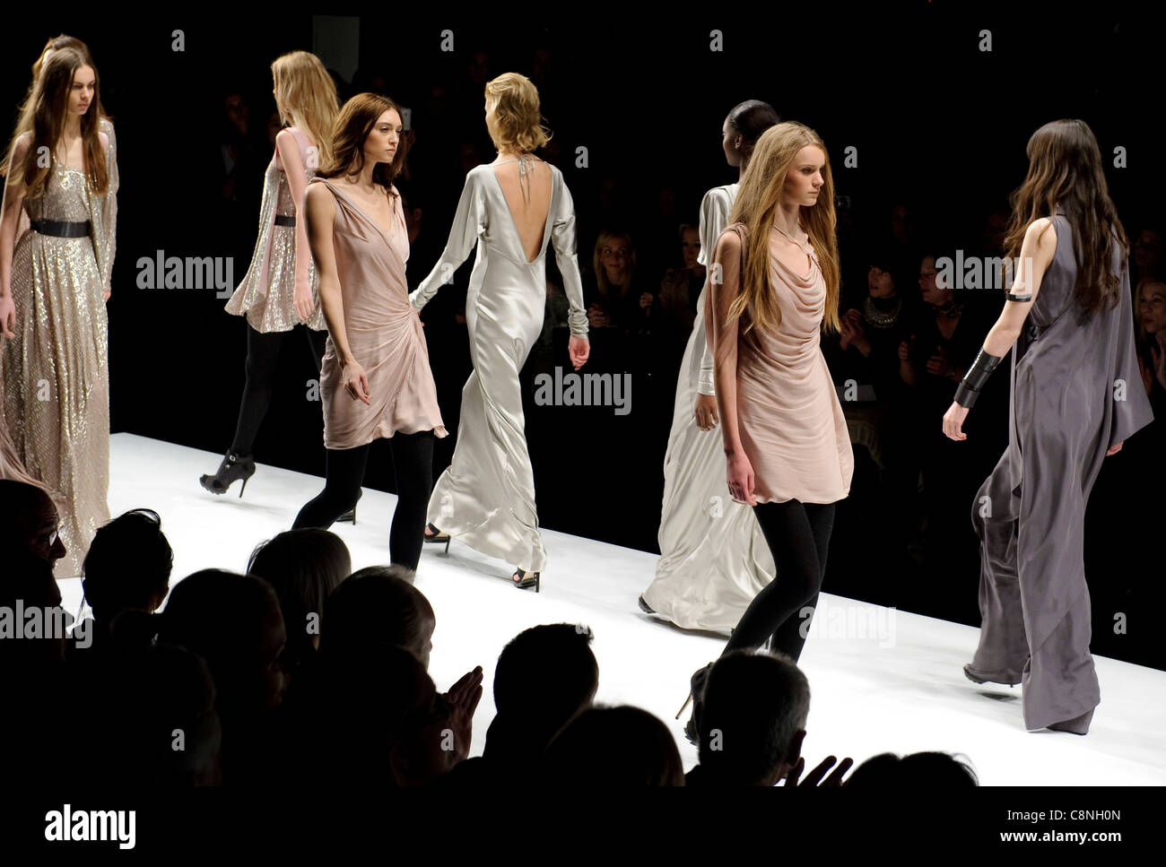 Un modèle marche dans l'Amanda Wakeley London fashion week show, Londres, 23 février 2010. Banque D'Images