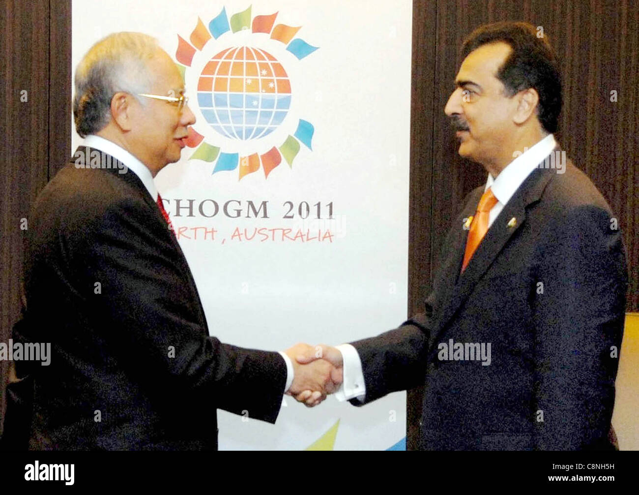 Le Premier Ministre du Pakistan, Syed Yousuf Raza Gilani serre la main avec son homologue malaisien Banque D'Images