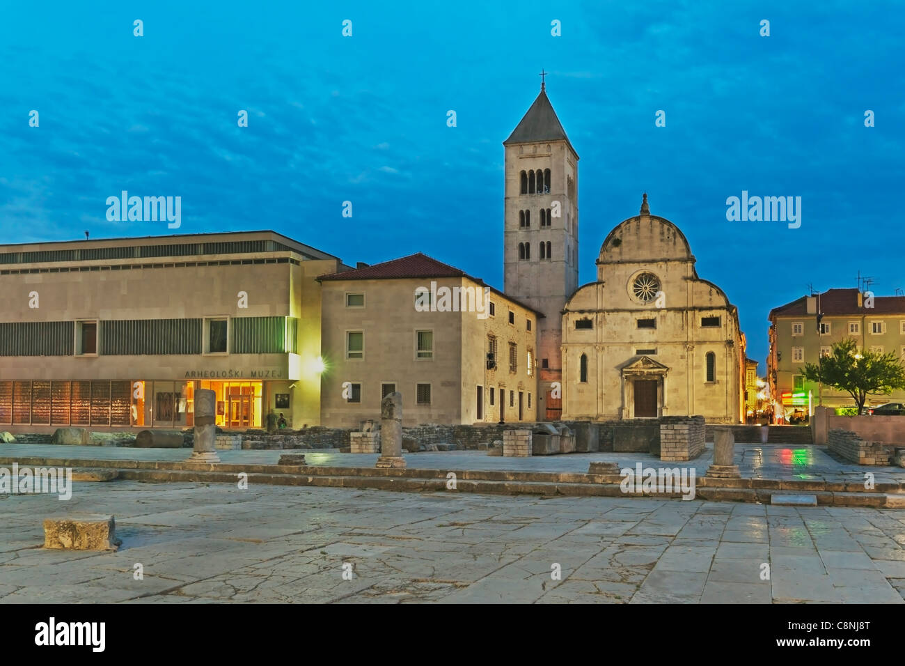 Le Forum, marché de la ville, situé en face de l'église et monastère de Saint Mary's, Zadar, Dalmatie, Croatie, Europe Banque D'Images