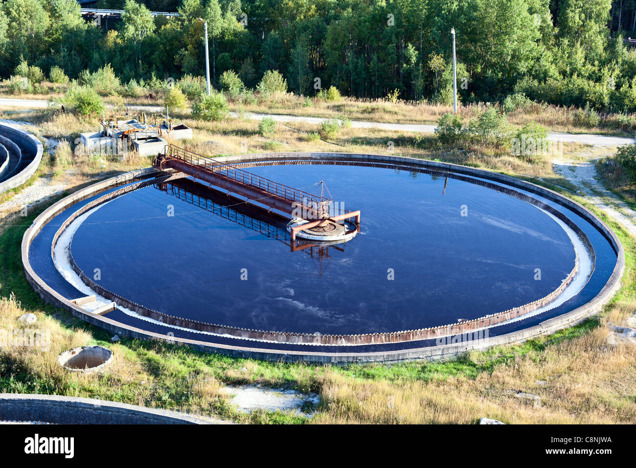 Grand tour de la sédimentation du drainage. Le règlement de l'eau, purification dans le réservoir par des organismes biologiques sur le poste d'eau Banque D'Images