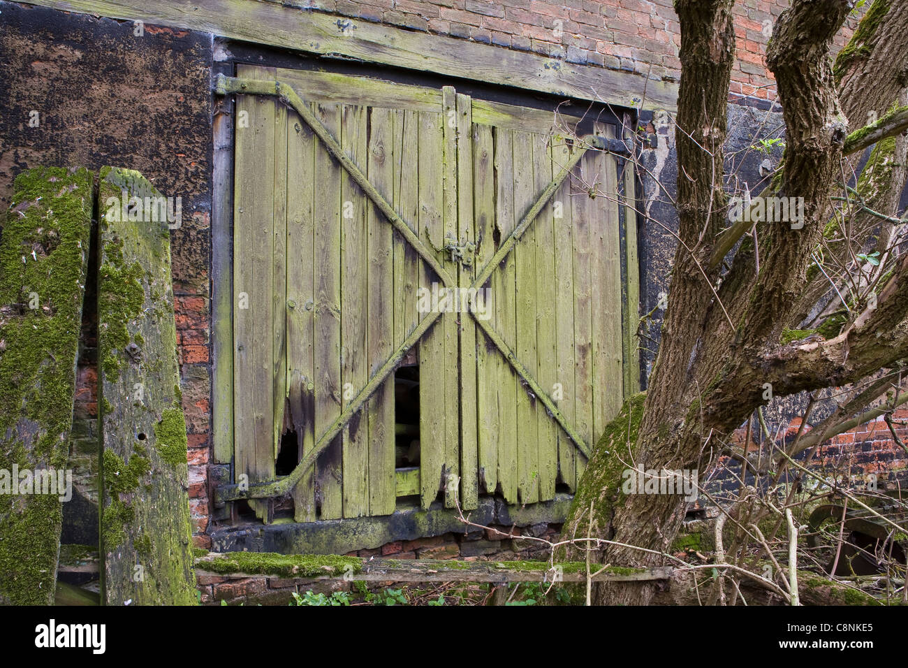 Porte de l'écurie dans un bloc de vieux bâtiments agricoles obsolètes fenland. Banque D'Images
