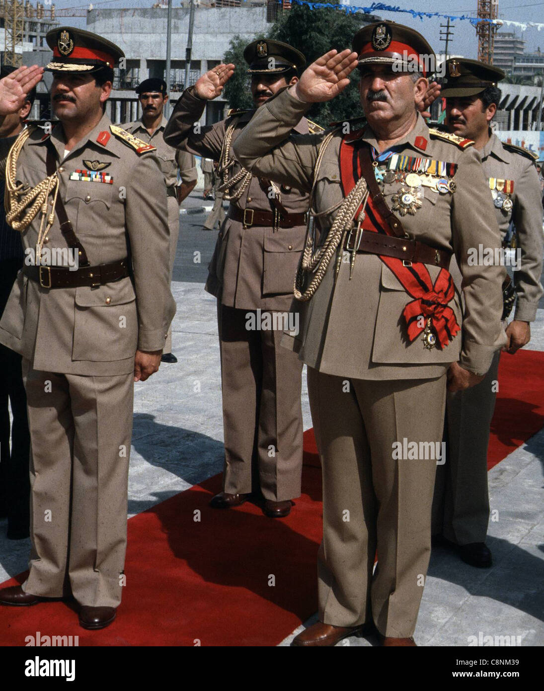Le général Adnan Khairallah, à gauche, était le beau-frère de Saddam Hussein. Il est vu ici saluant le monument du Soldat inconnu de Bagdad avec d'autres hommes militaires de haut niveau, 1981 Banque D'Images