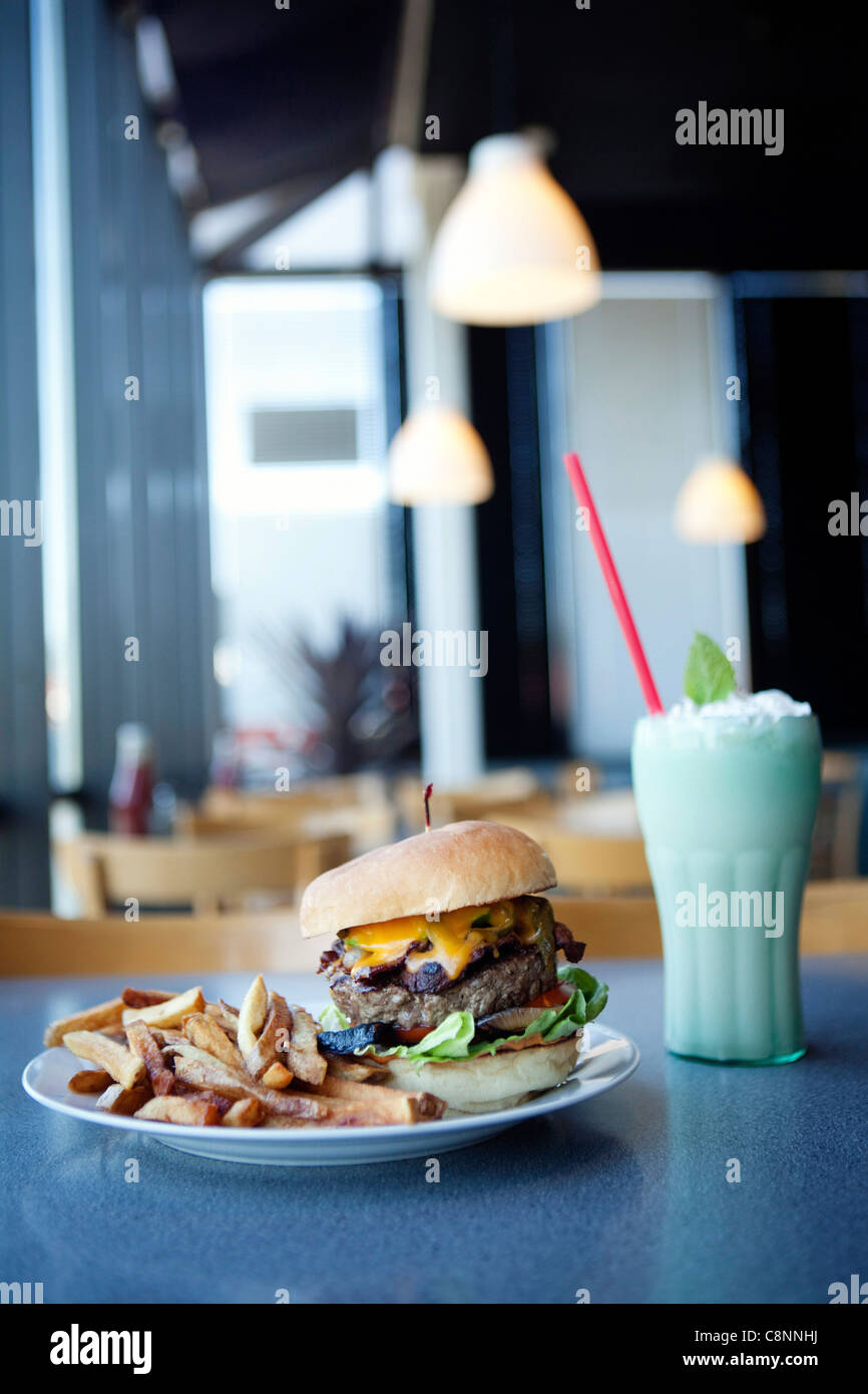 Cheeseburger, frites et milkshake in diner Banque D'Images