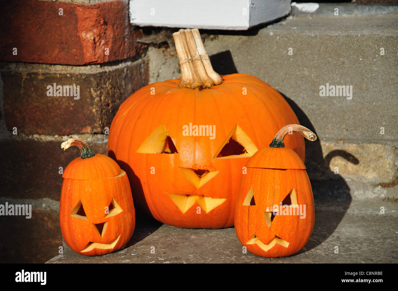 Halloween jack-o'-lantern' pumpkins sur porte, Lavenham, Suffolk, Angleterre, Royaume-Uni Banque D'Images