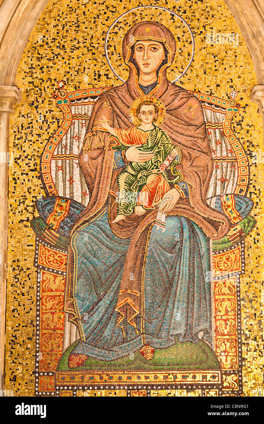 Mosaïque de Marie et Jésus sur le mur de Torre dell'Orologio, la Porta di Mezzo, Piazza IX Aprile, Taormina, Sicile, Italie Banque D'Images