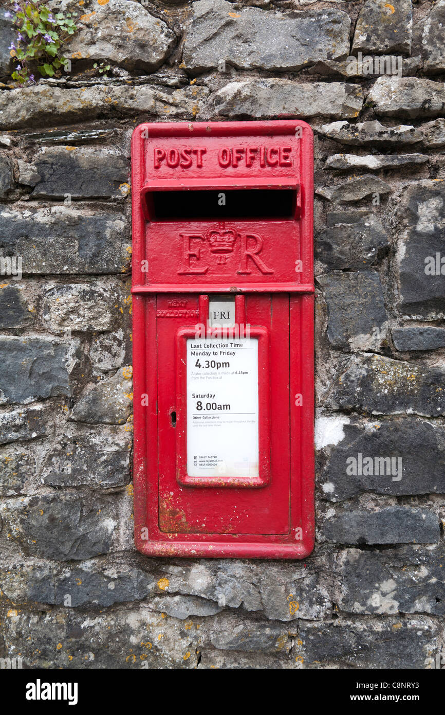 Old style red post office box set en mur de pierres sèches Banque D'Images