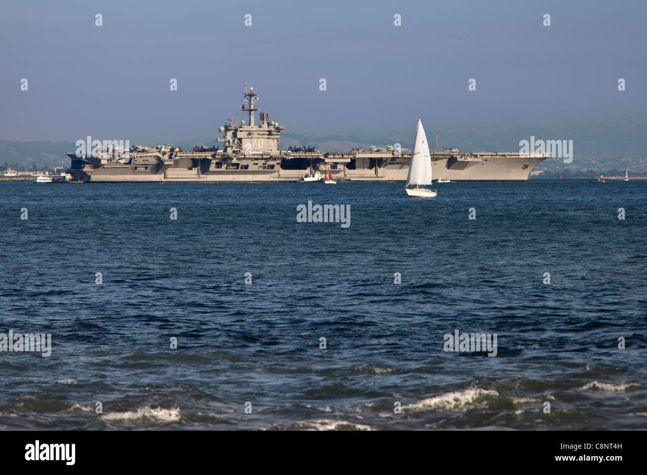 US Navy porte-avions nucléaire CVN-70 Carl Vinson amarré dans la baie de San Francisco au cours de la Fleet Week. Banque D'Images