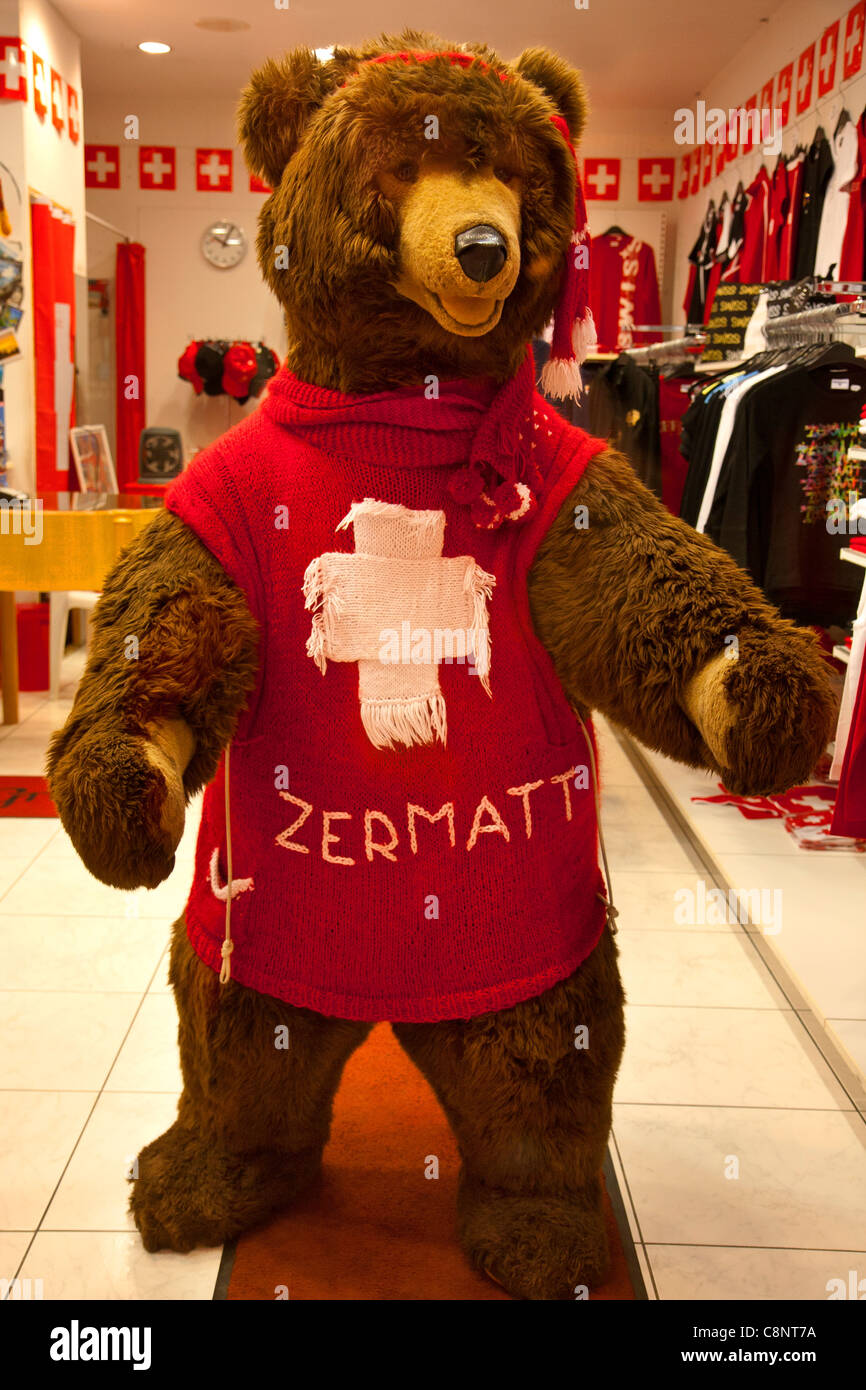 Ours en peluche grandeur nature sur l'affichage en magasin de vêtements à  Zermatt Suisse Photo Stock - Alamy