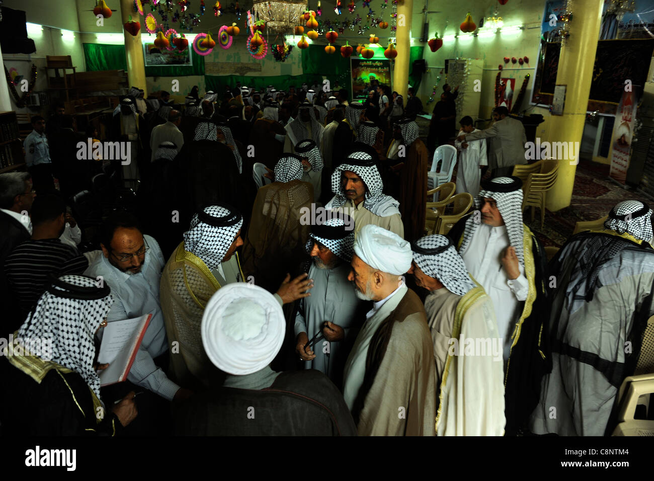 L'Iraq, Salman Pak, les chefs de tribus sunnites et shiites se rencontrent pour résoudre les conflits le gouvernement central n'a pas réussi à résoudre. Banque D'Images