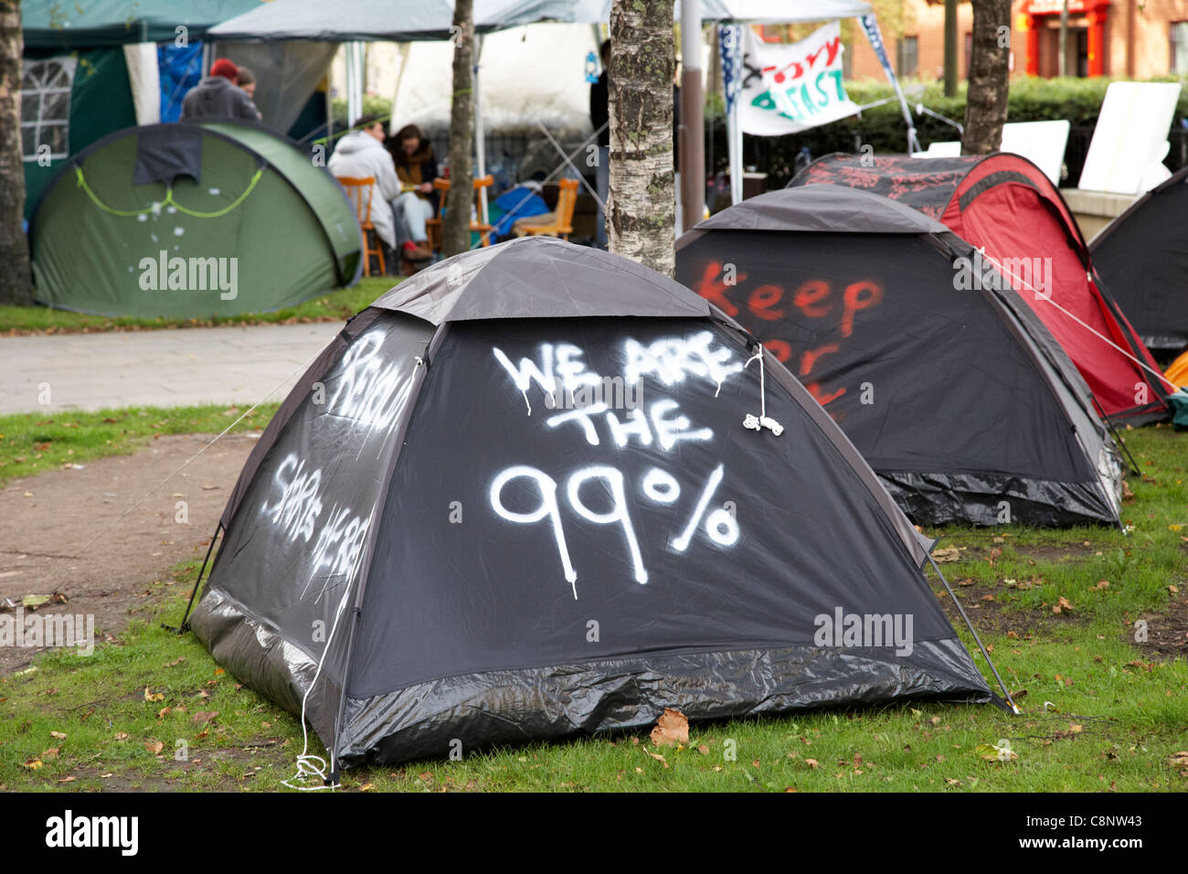 Nous sommes les 99 % occupent belfast capitaliste en protestation contre le chapiteau écrivains square belfast irlande du nord uk Banque D'Images