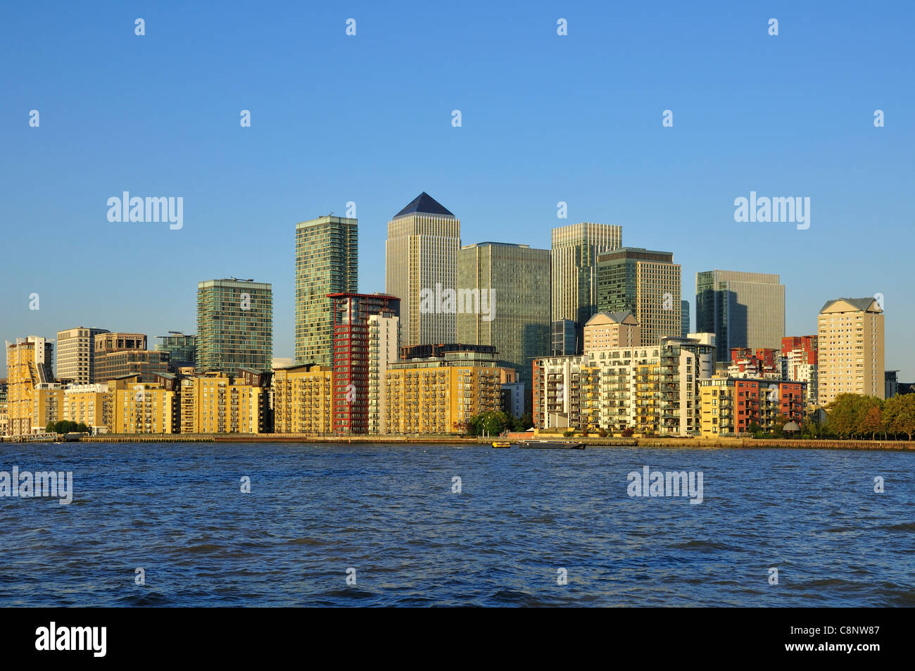Canary Wharf, London Docklands UK, de la rive sud de la Tamise, avec un ciel bleu Banque D'Images