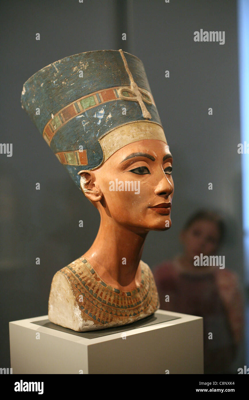 Jeune visiteur regarde le célèbre buste de la reine Néfertiti dans le Musée égyptien de Berlin, Allemagne. Banque D'Images
