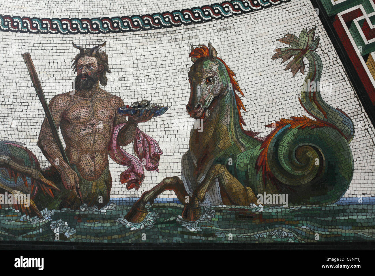 Triton et Hippocamp. Sol en mosaïque de la salle du pavillon de l'Ermitage à Saint-Pétersbourg, en Russie. Banque D'Images