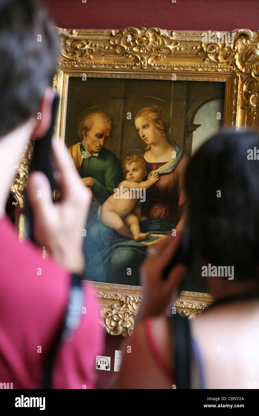 La Sainte Famille. Les visiteurs devant le célèbre tableau de Raphaël dans le Musée de l'Ermitage à Saint-Pétersbourg, en Russie. Banque D'Images
