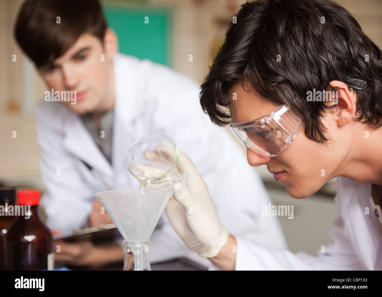 Close up of students in chemistry faisant une expérience Banque D'Images