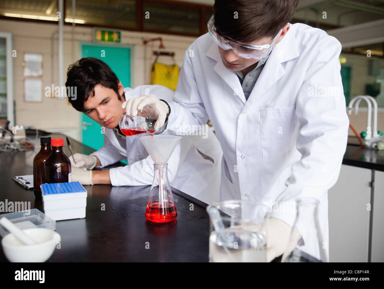 Les jeunes étudiants de faire une expérience de chimie Banque D'Images