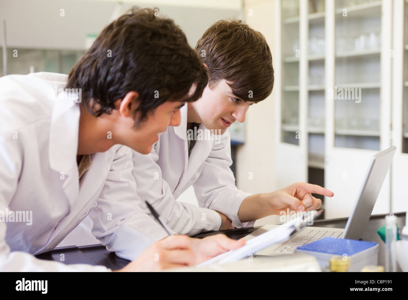 Les étudiants de chimie mâle l'écriture d'un rapport Banque D'Images