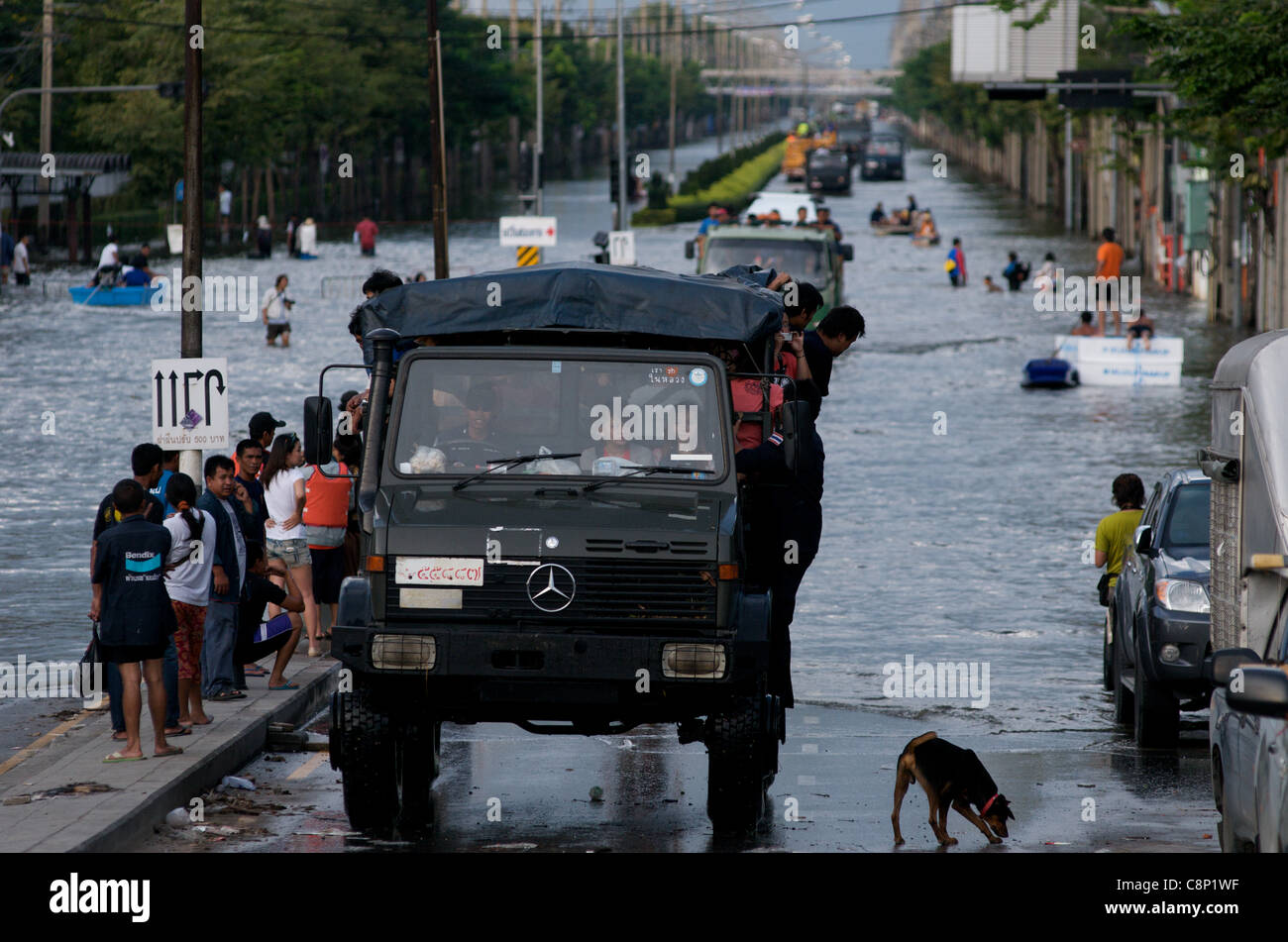 L'armée thaïlandaise porte secours à des réfugiés d'inondation sur Phahon Yothin Road, Bangkok, Thaïlande sur Octobre 28, 2011. La Thaïlande connaît ses pires inondations en plus de 50 ans. © Kraig Lieb Banque D'Images
