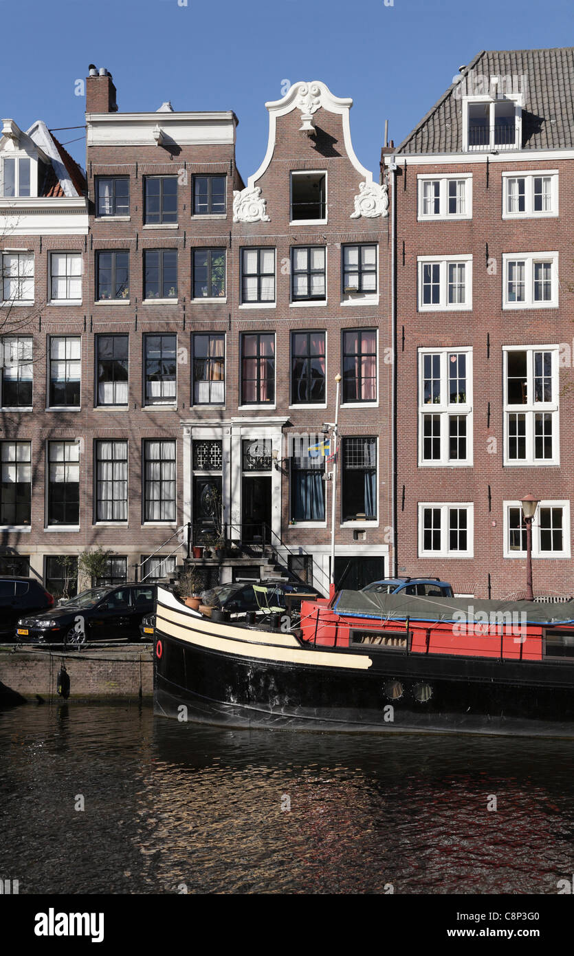 Bateau Canal barge et maisons Amsterdam Hollande Pays-Bas Banque D'Images