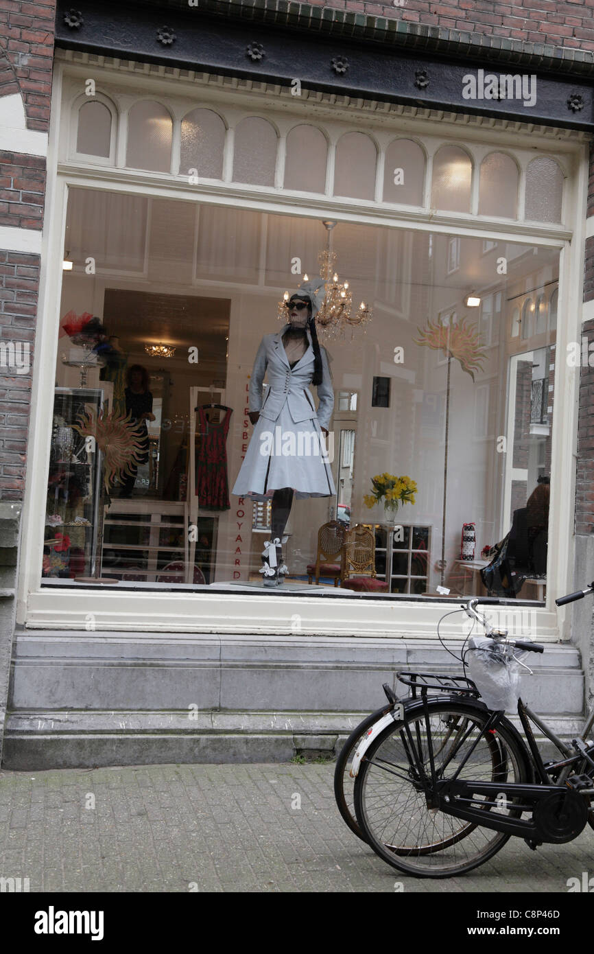 Prêt de vélos garés devant les petites smart fashion boutique boutique boutiques du quartier Jordaan du vieil Amsterdam Hollande Pays-Bas Banque D'Images