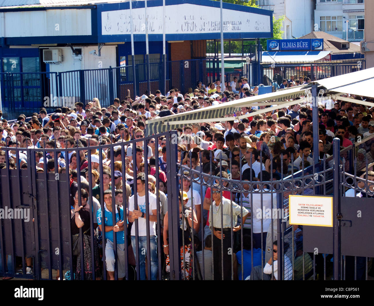La foule en attente de ferry de Princes Îles à Istanbul par un après-midi d'été Banque D'Images