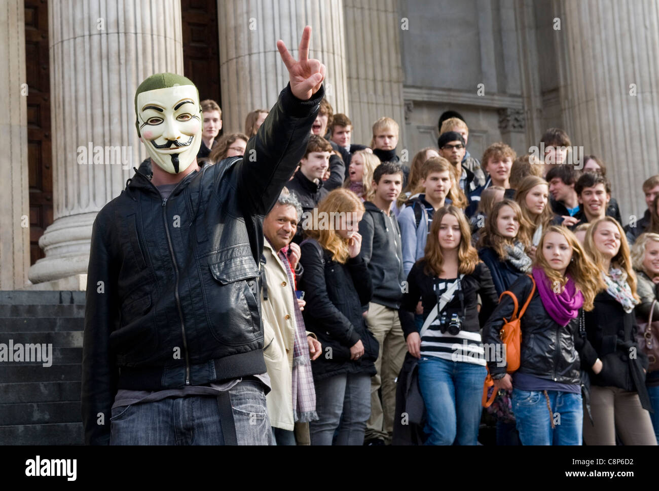 Occuper la Bourse protester , St.Pauls Cathedral, Londres. Certains manifestants ont adopté le masque de V pour Vendetta. Banque D'Images