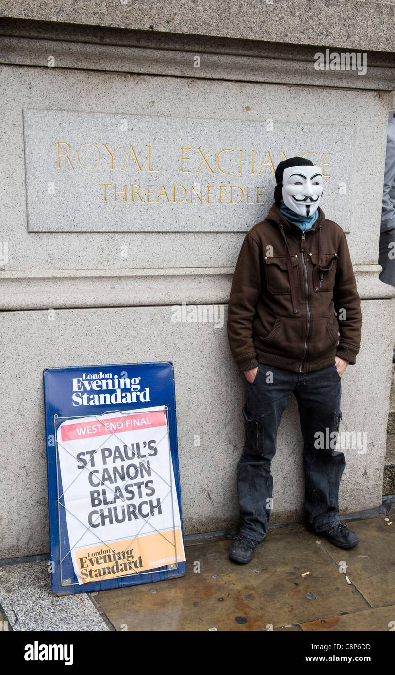 Occuper la Bourse protestation devant Royal Exchange, Londres. Certains manifestants ont adopté le masque de V pour Vendetta. Banque D'Images