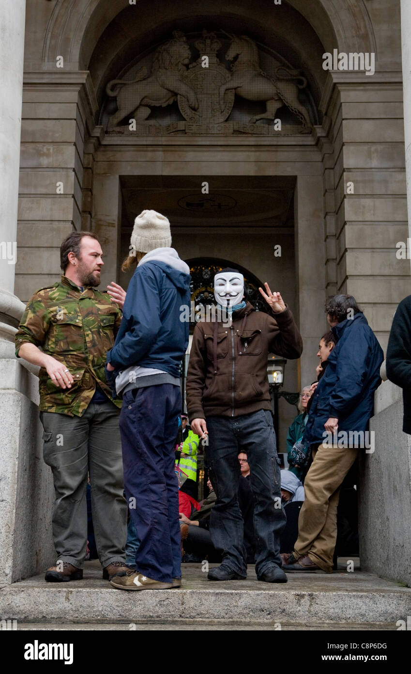 Occuper la Bourse protestation devant St.Pauls Cathedral, Londres. Certains manifestants ont adopté le masque de V pour Vendetta. Banque D'Images