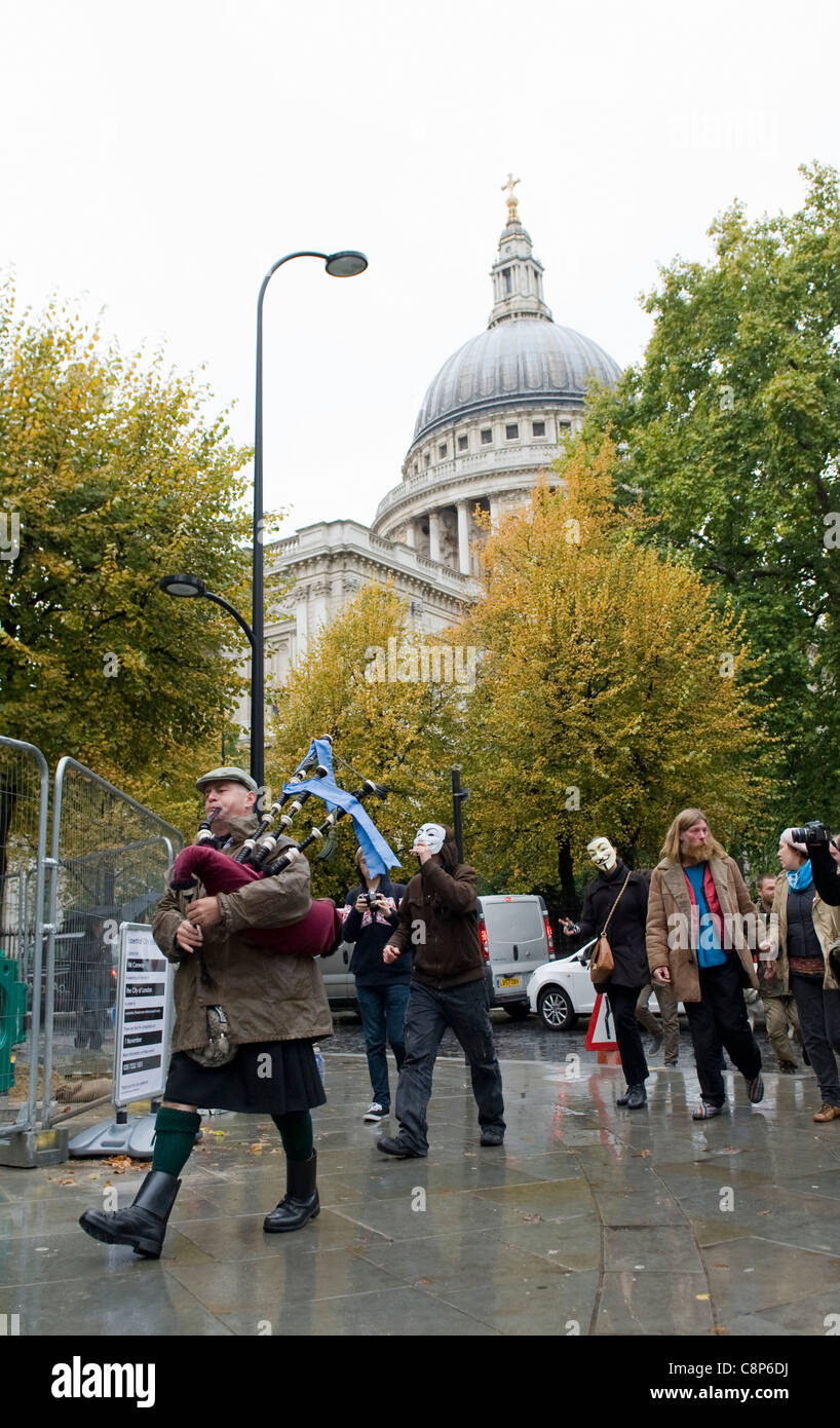 Occuper la Bourse protestation devant St.Pauls Cathedral, Londres. Certains manifestants ont adopté le masque de V pour Vendetta. Banque D'Images