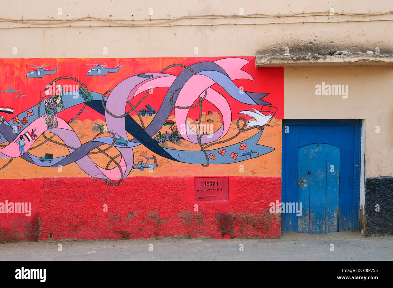Peinture murale et porte dans le quartier Kasbah, Taroudannt, Maroc Banque D'Images