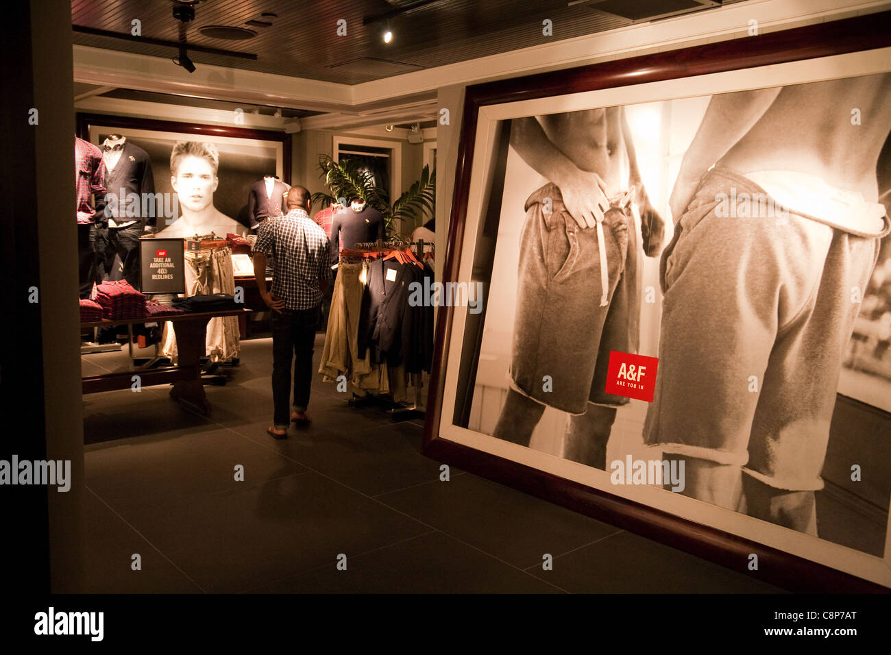 Jeune homme dans le magasin de vêtements Abercrombie et Fitch, Pentagon  City Mall, Washington DC USA Photo Stock - Alamy