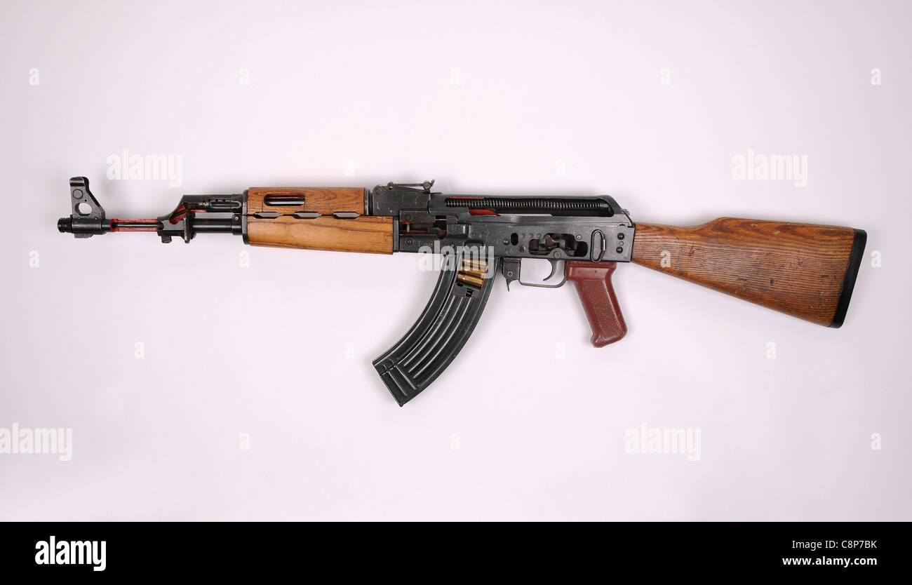 Couper l'armurier un AK47 montrant fonctionnement interne. C'est un Irakien Tabuk version de la kalachnikov. Banque D'Images