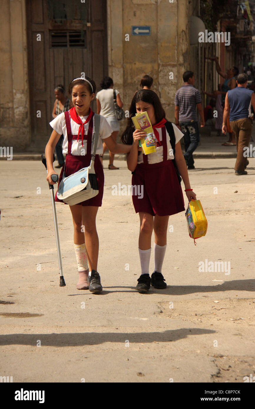 Les enfants handicapés de l'école de fille ou les filles d'aller à l'école à la Havane, également connu sous le nom de Habana Vieja habana,Cuba,, Amérique centrale Banque D'Images