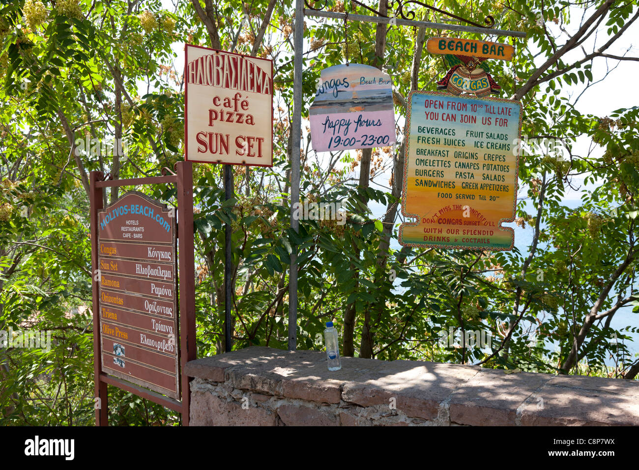 Des signes de restaurants de plage à Mithymna, Lesbos, Grèce Banque D'Images