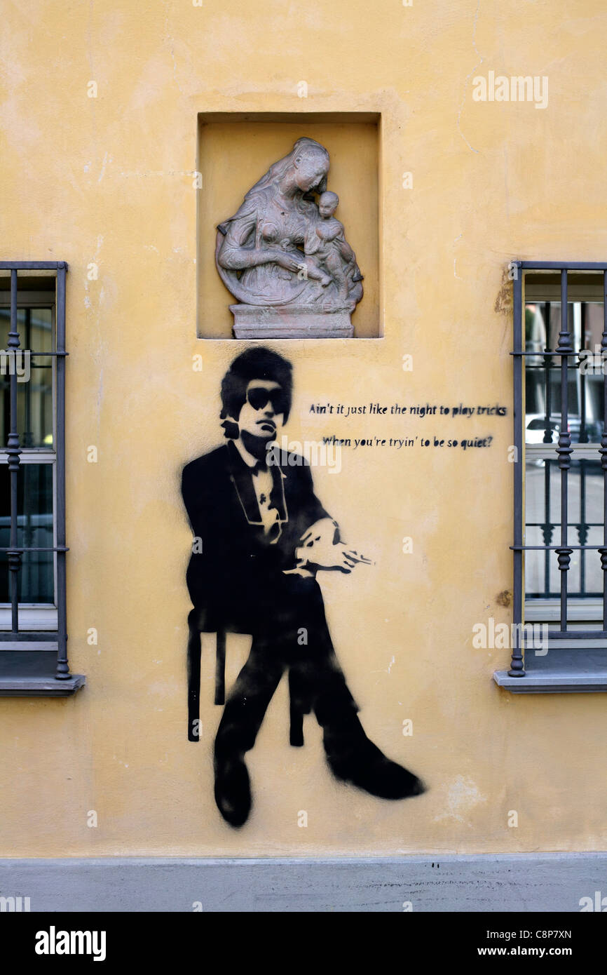Bob Dylan, Madonna et l'enfant : street art anonyme peint à la bombe sur un mur de la maison, Via Tischi, Reggio Emilia, Italie. Banque D'Images